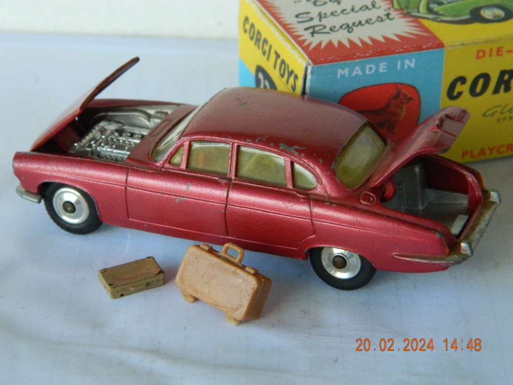 CORGI TOYS  -  238  -  JAGUAR SALOON MK. 10