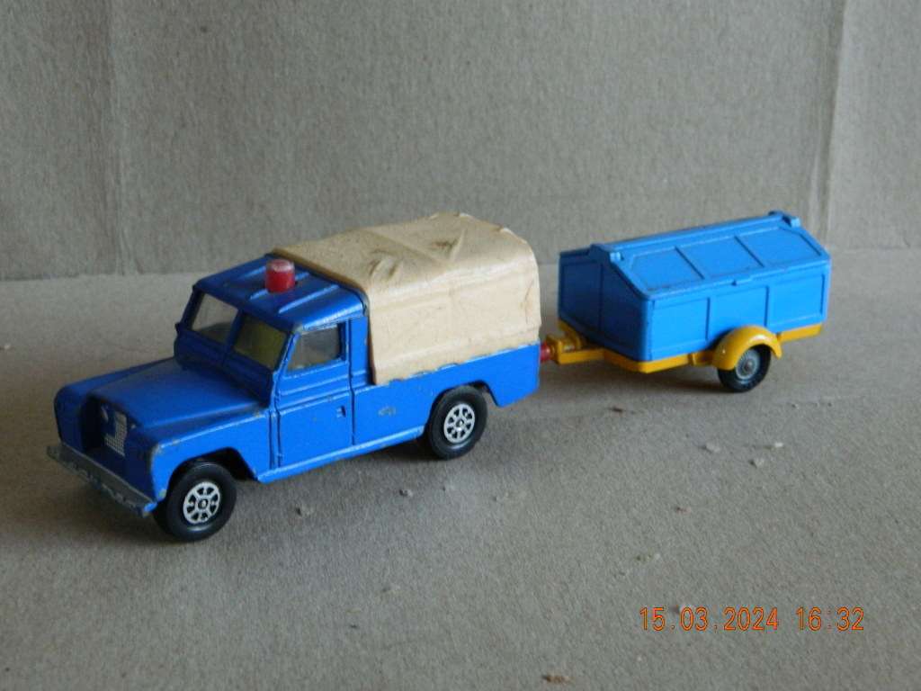 CORGI TOYS  -  1100  -  WHIZZWHEELS LAND ROVER WITH PENNYBURN TRAILER
