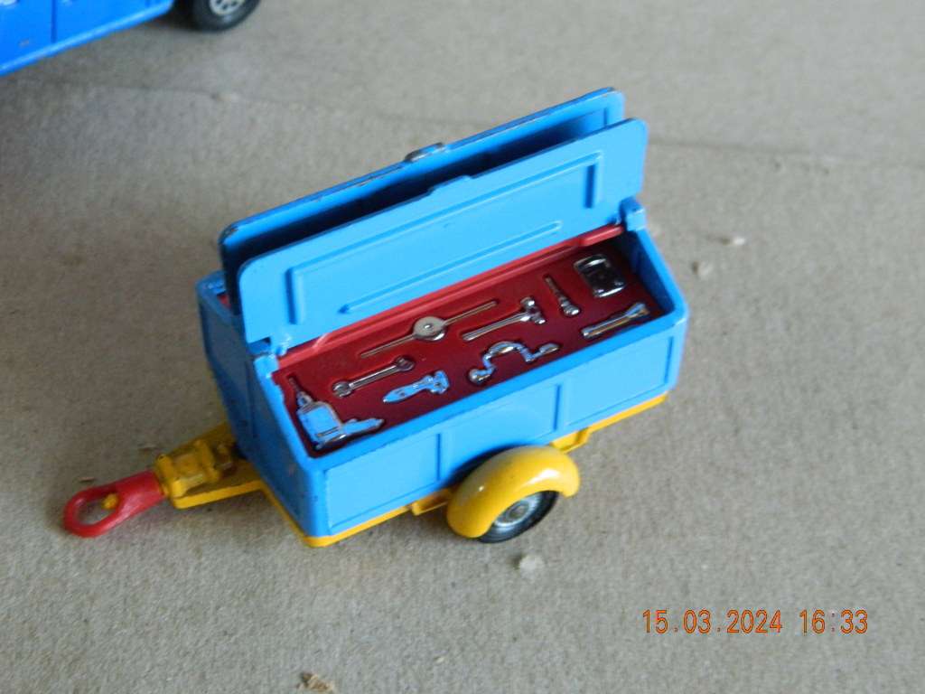 CORGI TOYS  -  1100  -  WHIZZWHEELS LAND ROVER WITH PENNYBURN TRAILER