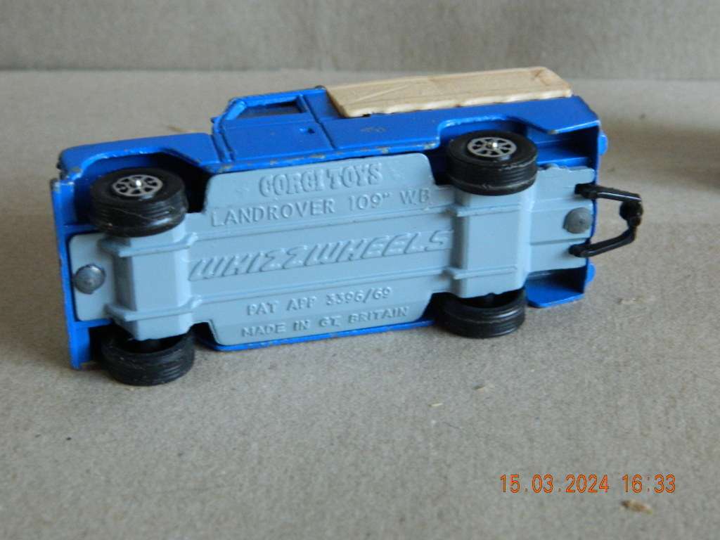 CORGI TOYS  -  1100  -  WHIZZWHEELS LAND ROVER WITH PENNYBURN TRAILER