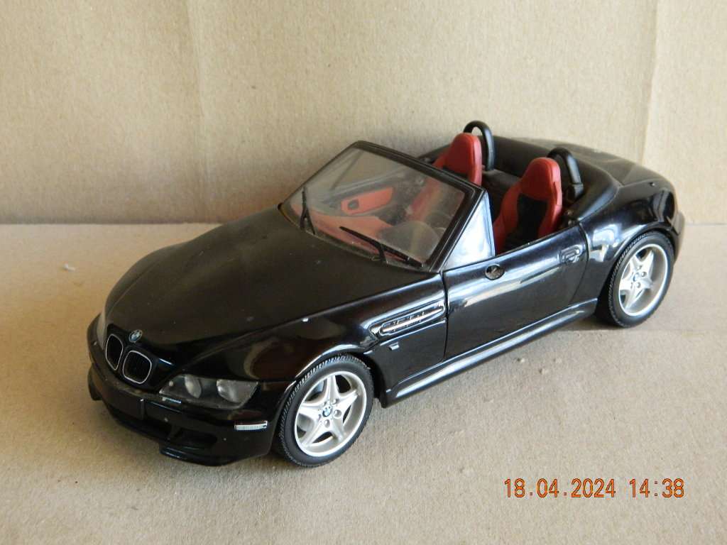 UT MODELS  -   -  BMW   M  ROADSTER  - 1/18 SCALE