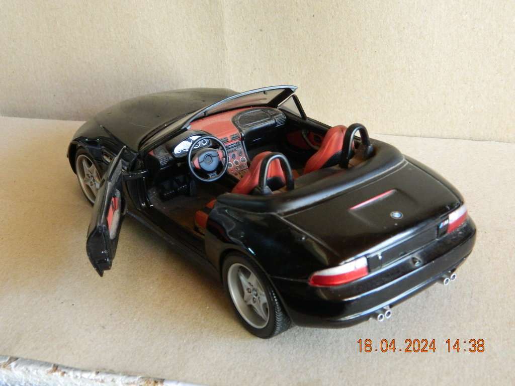 UT MODELS  -   -  BMW   M  ROADSTER  - 1/18 SCALE