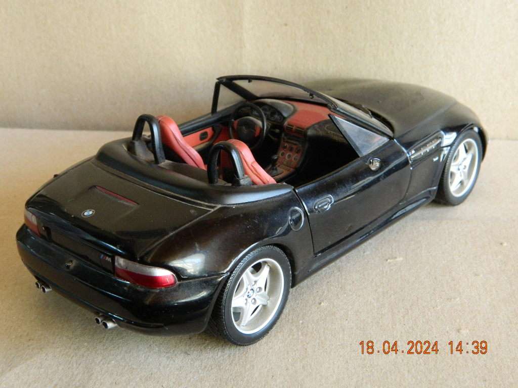 UT MODELS  -   -  BMW   M  ROADSTER  - 1/18 SCALE