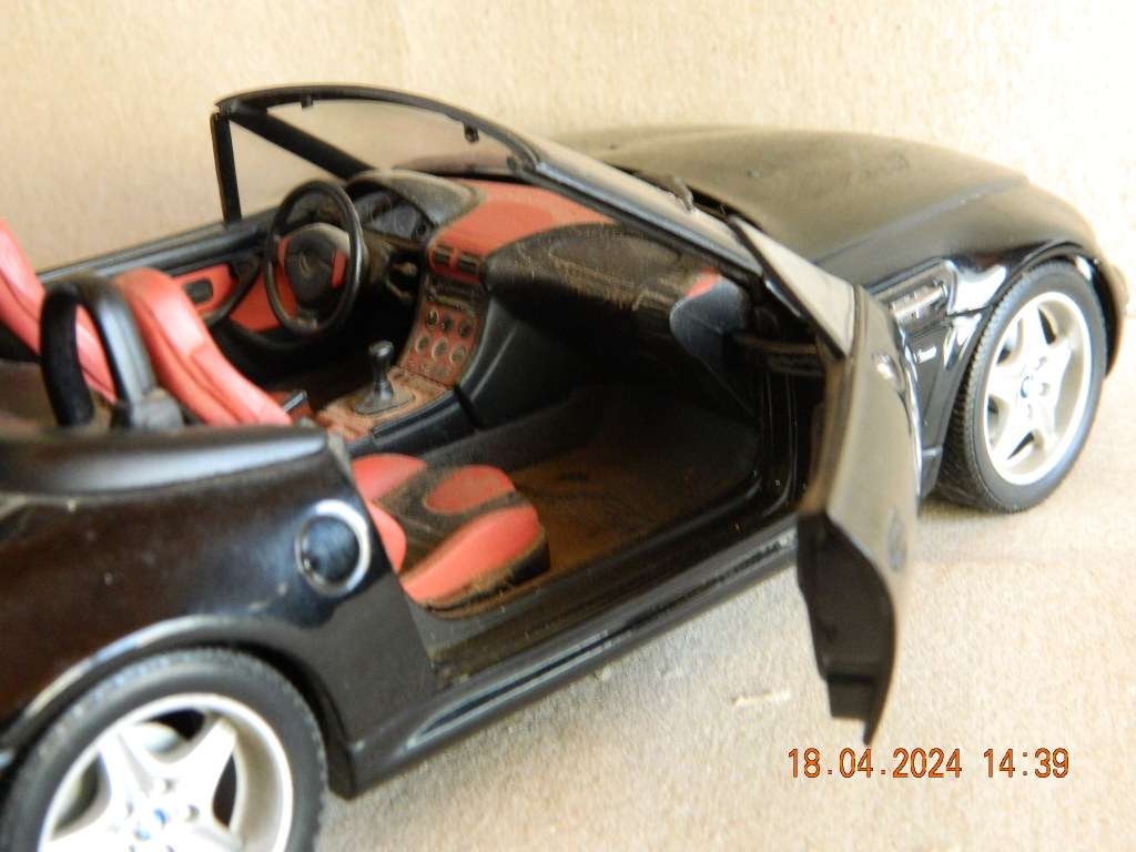 UT MODELS  -   -  BMW   M  ROADSTER  - 1/18 SCALE