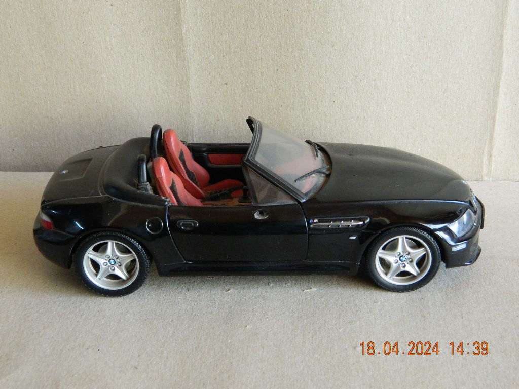 UT MODELS  -   -  BMW   M  ROADSTER  - 1/18 SCALE