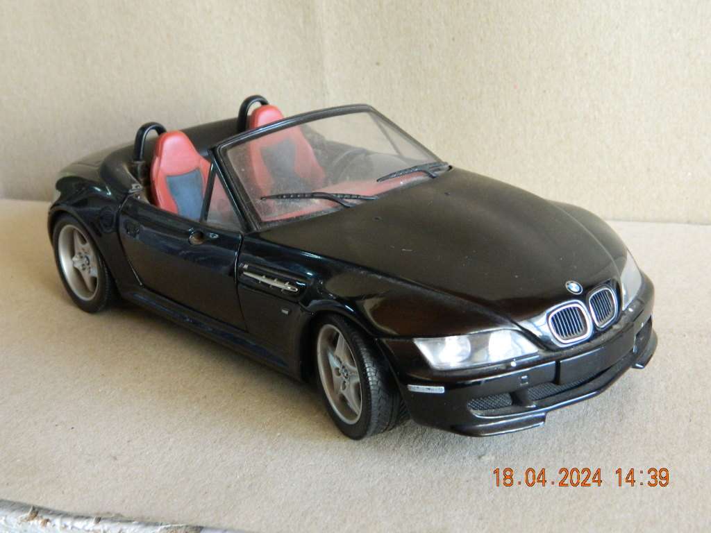 UT MODELS  -   -  BMW   M  ROADSTER  - 1/18 SCALE