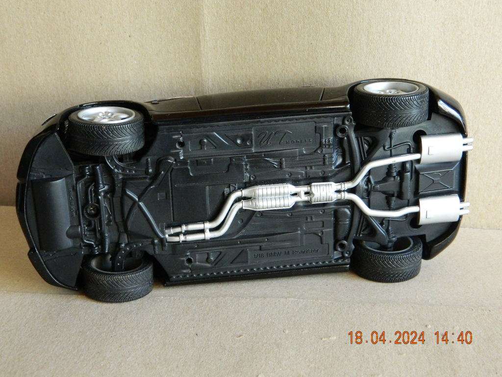 UT MODELS  -   -  BMW   M  ROADSTER  - 1/18 SCALE