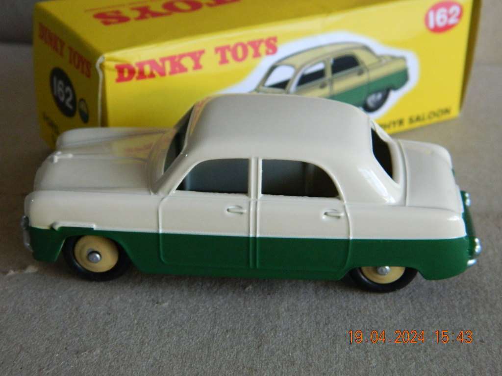 DEAGOSTINI DINKY TOYS  -  162  -  FORD ZEPHYR SALOON