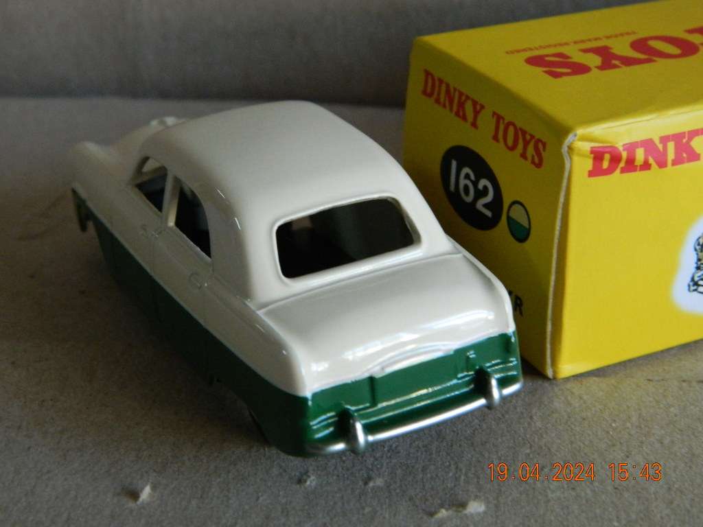 DEAGOSTINI DINKY TOYS  -  162  -  FORD ZEPHYR SALOON