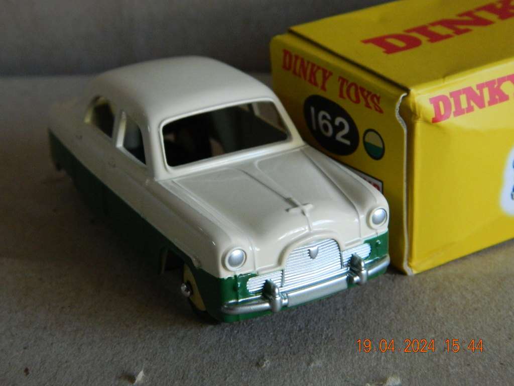 DEAGOSTINI DINKY TOYS  -  162  -  FORD ZEPHYR SALOON