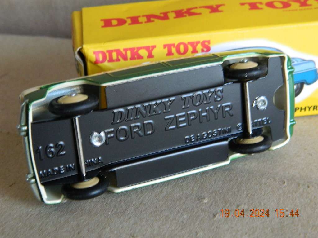 DEAGOSTINI DINKY TOYS  -  162  -  FORD ZEPHYR SALOON