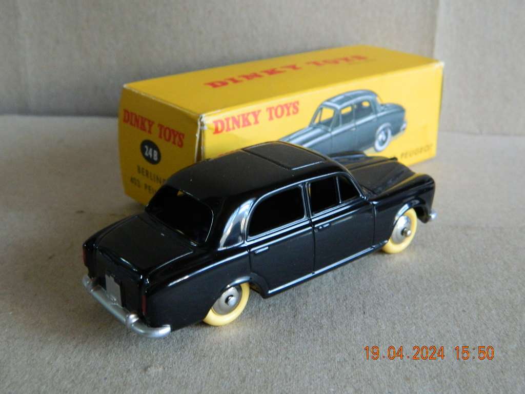 DEAGOSTINI DINKY TOYS  -  24B  -  BERLINE 403 PEUGEOT