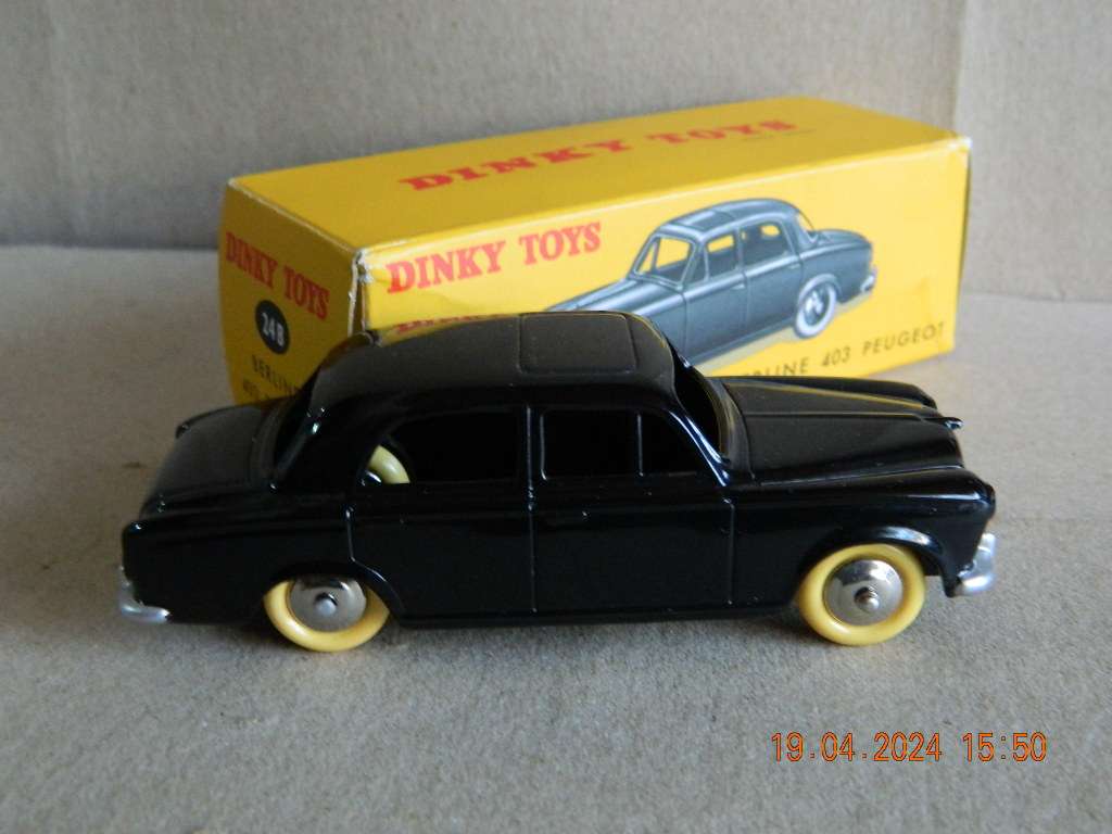 DEAGOSTINI DINKY TOYS  -  24B  -  BERLINE 403 PEUGEOT
