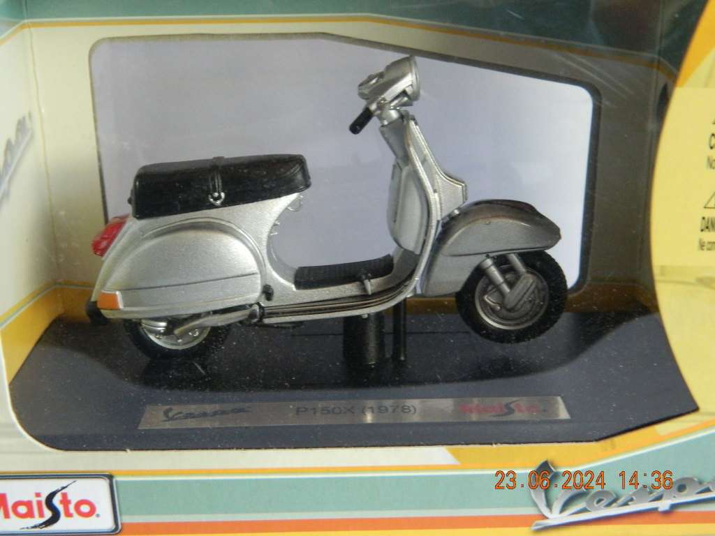 MAISTO -   VESPA SCOOTER - P150X - 1978