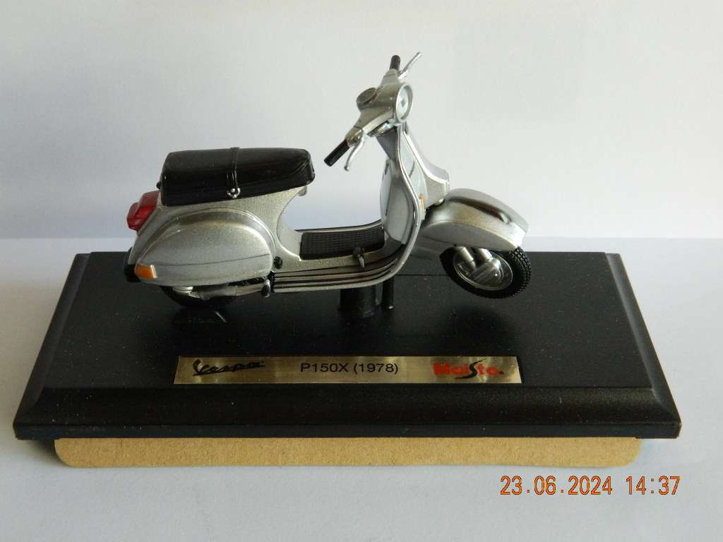 MAISTO -   VESPA SCOOTER - P150X - 1978