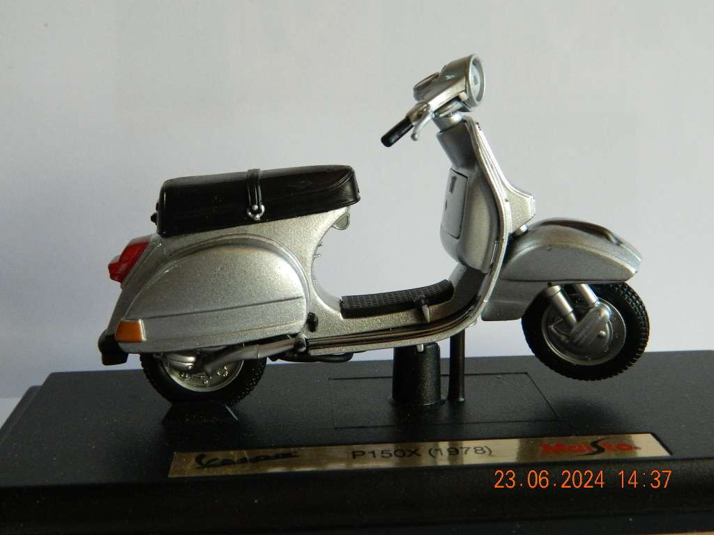 MAISTO -   VESPA SCOOTER - P150X - 1978