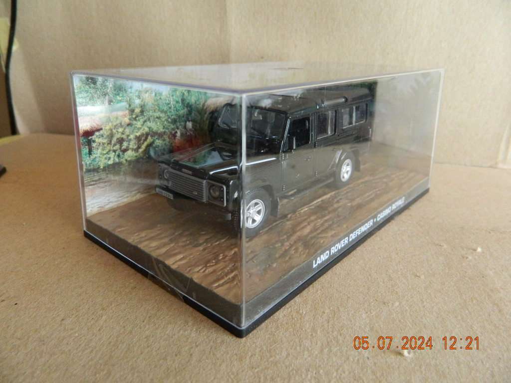 UNIVERSAL HOBBIES -  JAMES BOND 007 -  LAND ROVER DEFENDER - CASINO ROYALE