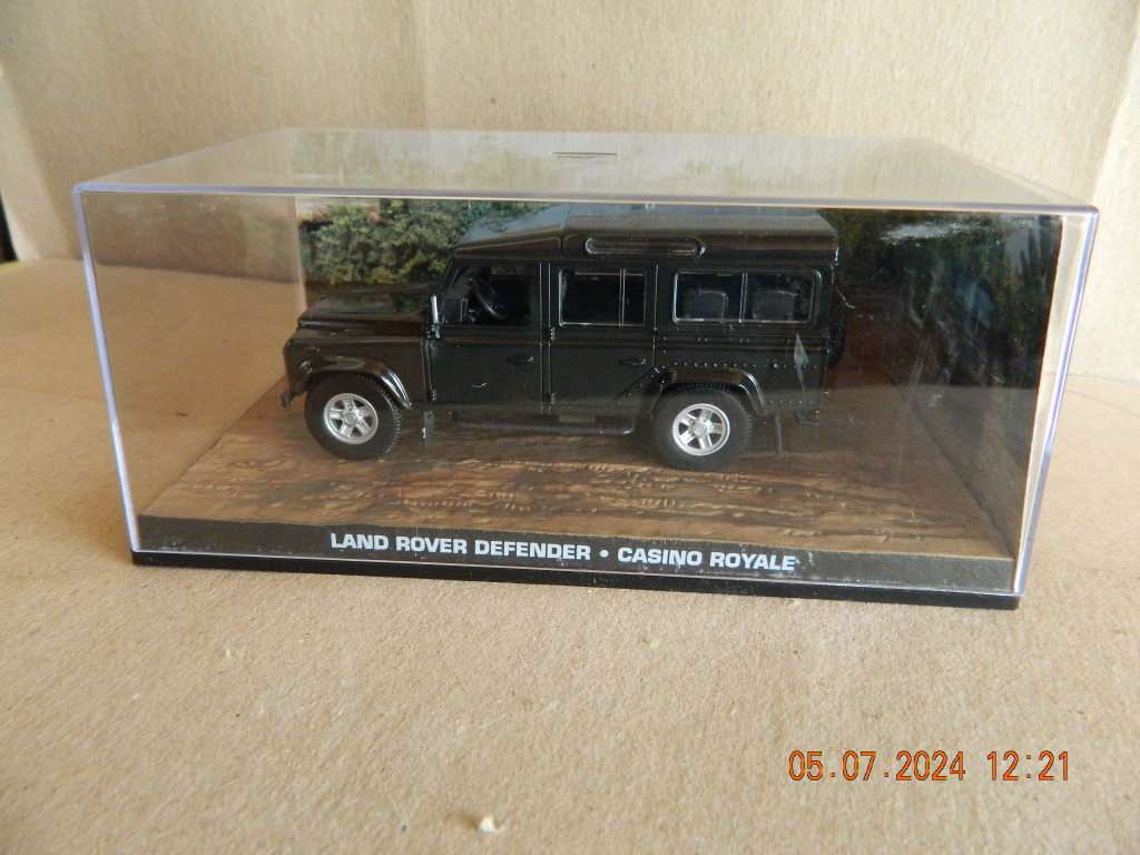 UNIVERSAL HOBBIES -  JAMES BOND 007 -  LAND ROVER DEFENDER - CASINO ROYALE