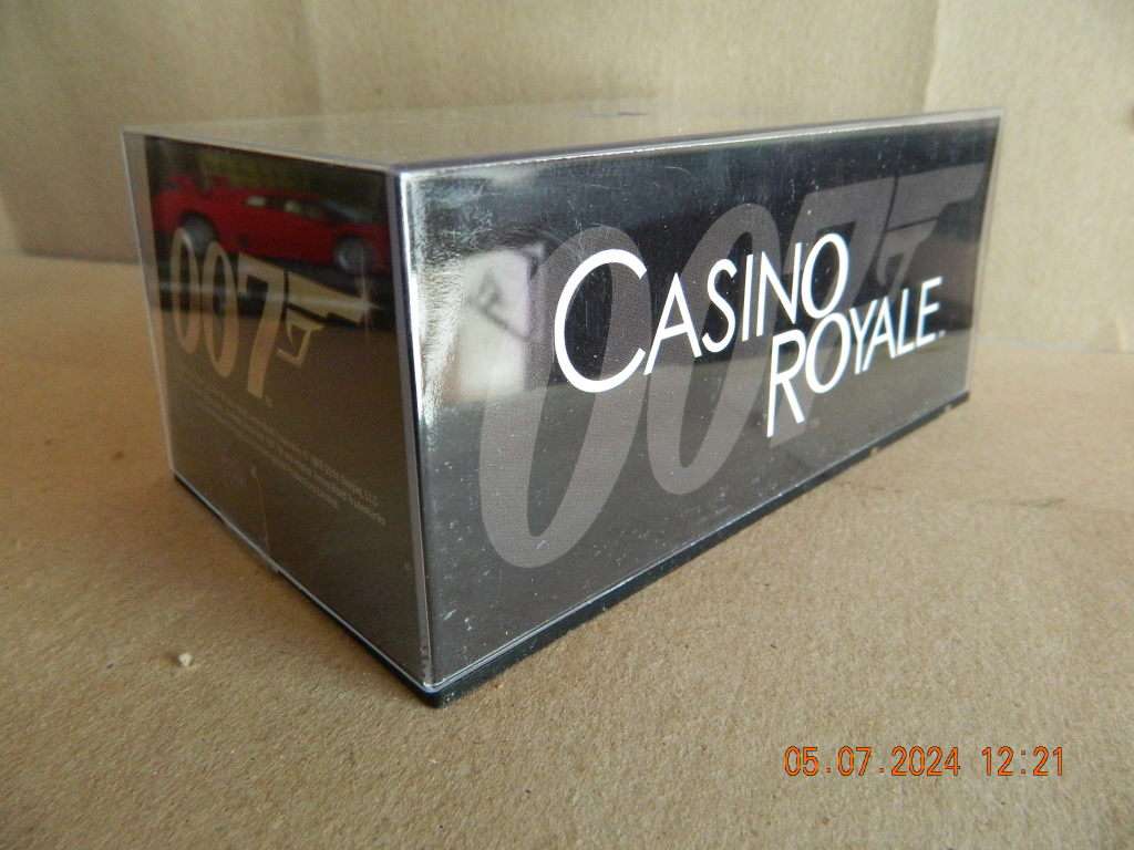 UNIVERSAL HOBBIES -  JAMES BOND 007 -  LAND ROVER DEFENDER - CASINO ROYALE
