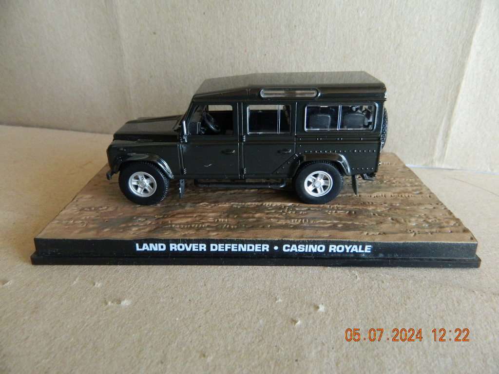 UNIVERSAL HOBBIES -  JAMES BOND 007 -  LAND ROVER DEFENDER - CASINO ROYALE