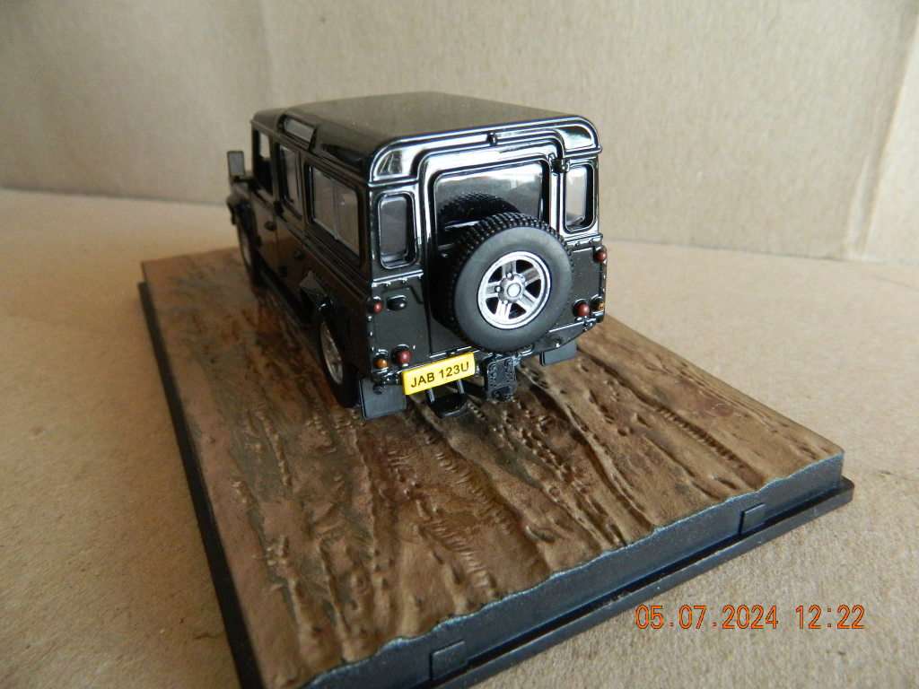 UNIVERSAL HOBBIES -  JAMES BOND 007 -  LAND ROVER DEFENDER - CASINO ROYALE