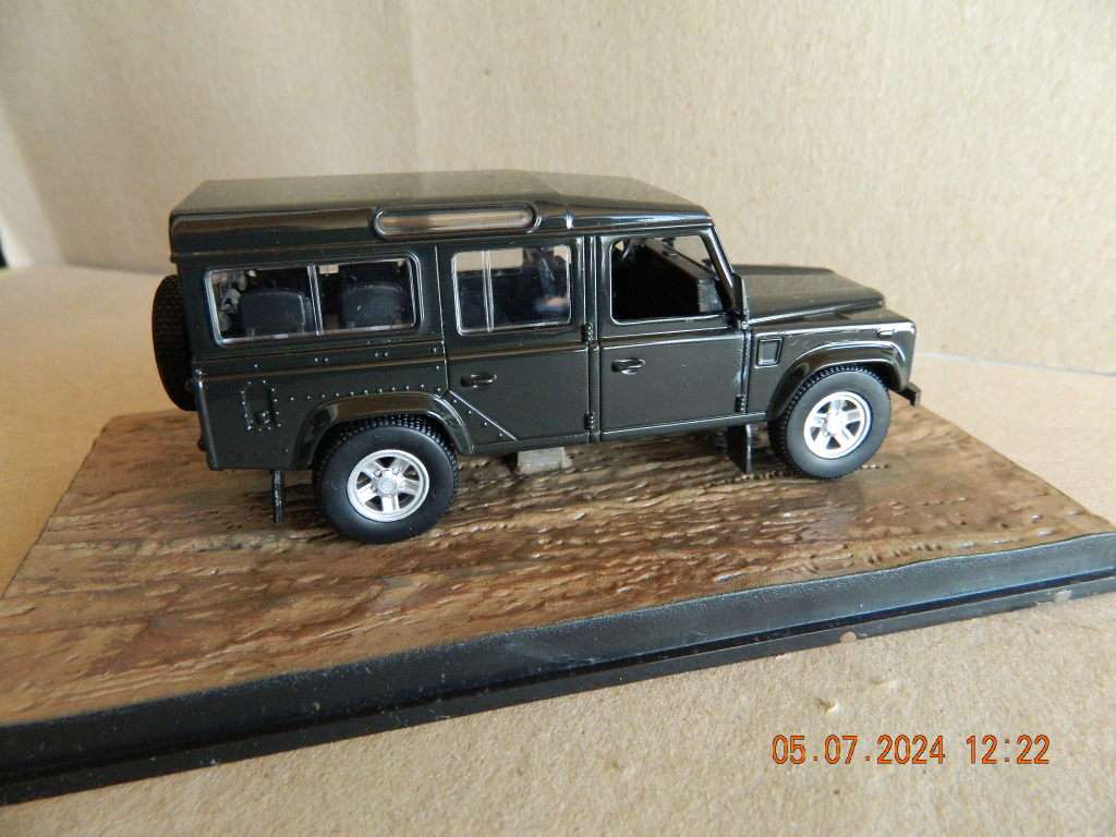 UNIVERSAL HOBBIES -  JAMES BOND 007 -  LAND ROVER DEFENDER - CASINO ROYALE