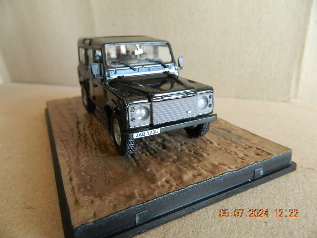 UNIVERSAL HOBBIES -  JAMES BOND 007 -  LAND ROVER DEFENDER - CASINO ROYALE