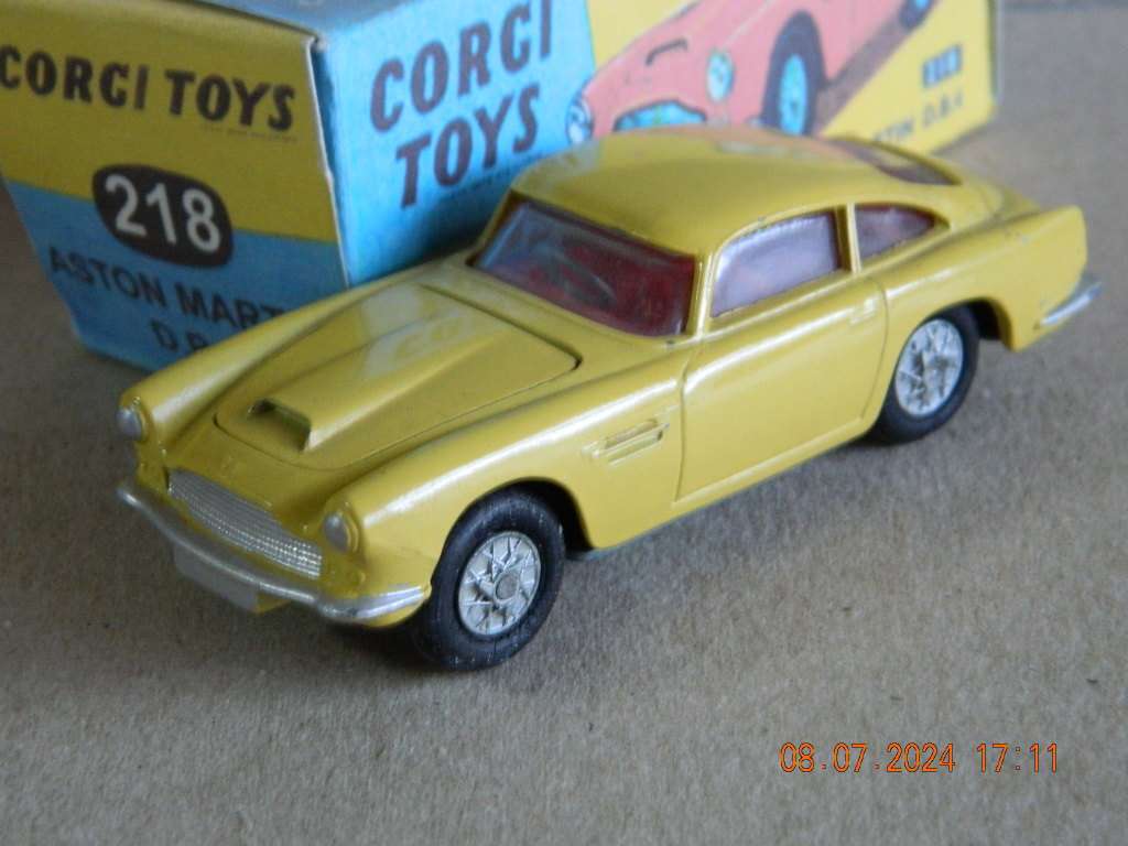 CORGI TOYS  -  218  -  ASTON MARTIN D.B.4