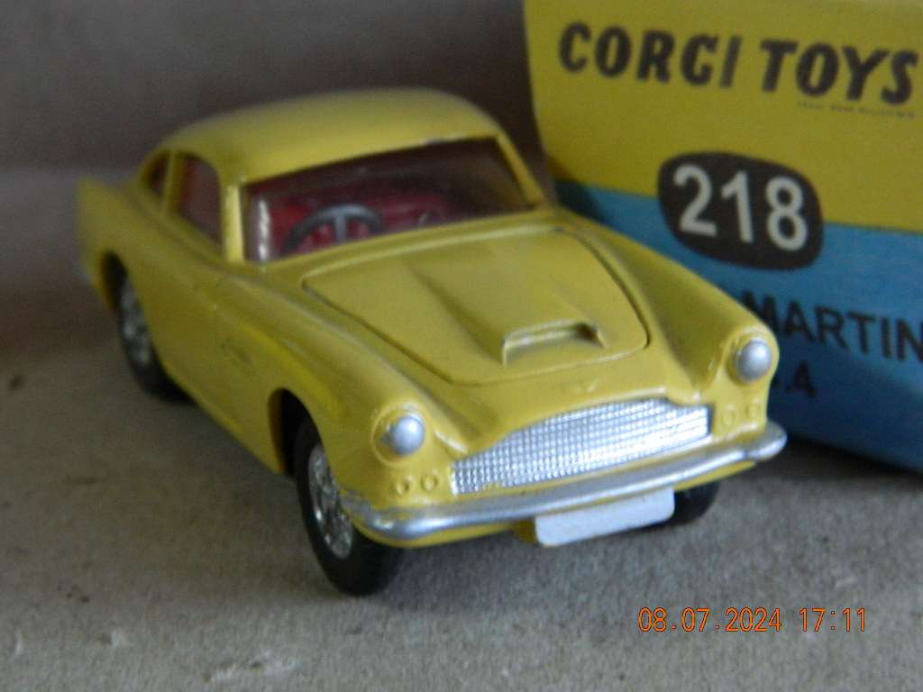CORGI TOYS  -  218  -  ASTON MARTIN D.B.4