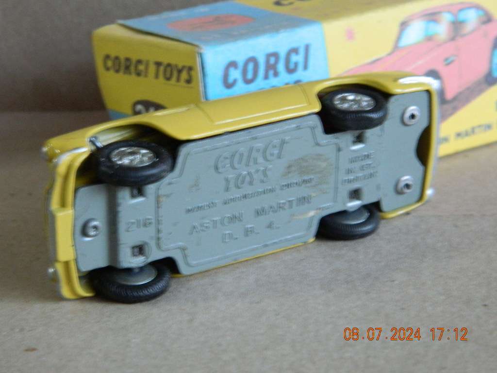CORGI TOYS  -  218  -  ASTON MARTIN D.B.4