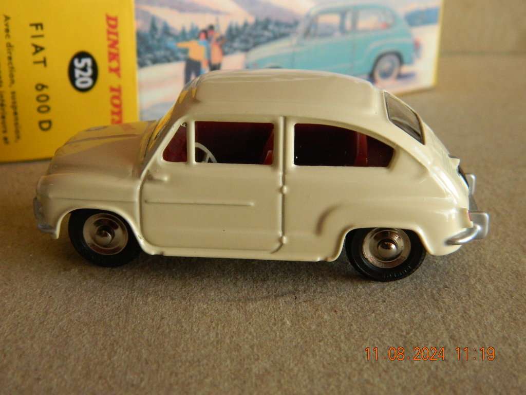 DINKY TOYS  -  520  -   FIAT 600D - NOREV MODEL