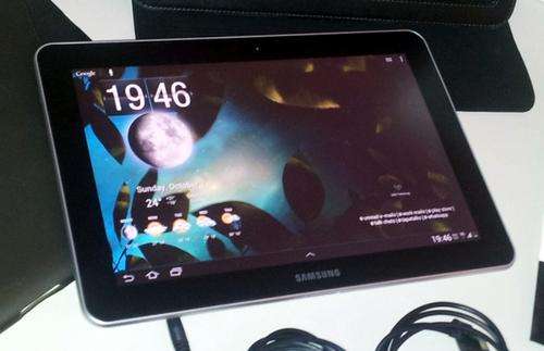 Samsung Galaxy Tab 10.1 and Accessories in Excellent Condition (Model P7500)