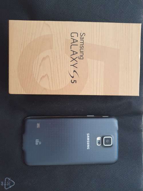 Samsung Galaxy S5 with 4 Covers