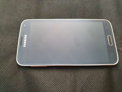 Samsung Galaxy S5 with 4 Covers