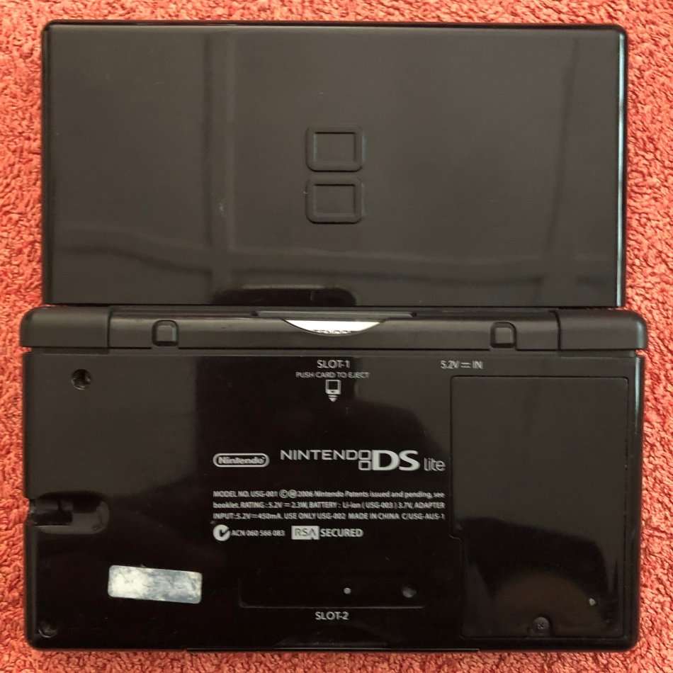 black Nintendo DS Lite