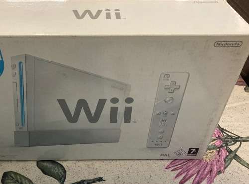 white Nintendo Wii console complete