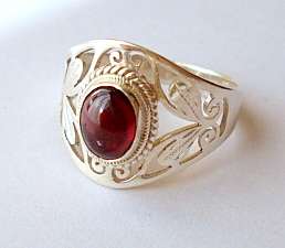 **GORGEOUS FILIGREE RING SET WITH GARNET SET IN STERLING SILVER.925** s " Q "