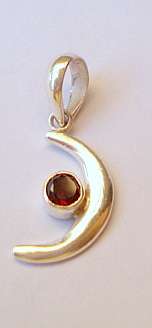 **GARNET PENDANT SET IN STERLING SILVER.925**