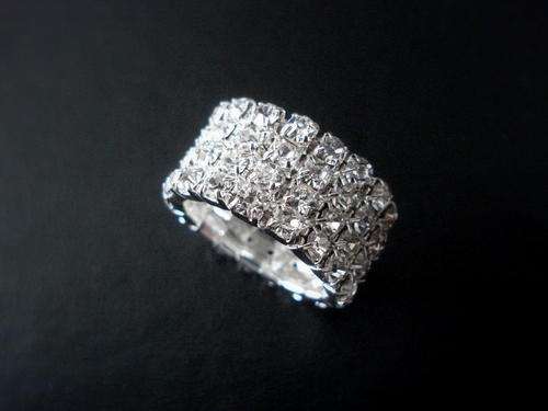 ** BEAUTIFUL SIMULATED DIAMOND RING **