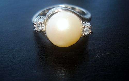 **STUNNING PEARL RING SET WITH SIMULATED DIAMONDS  **