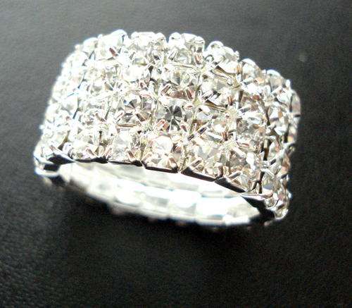 ** BEAUTIFUL SIMULATED DIAMOND RING **