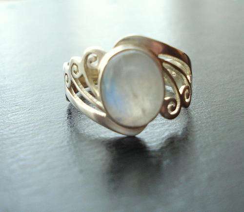 **FLASHING BLUE MOONSTONE FILIGREE RING SET IN STERLING SILVER.925**