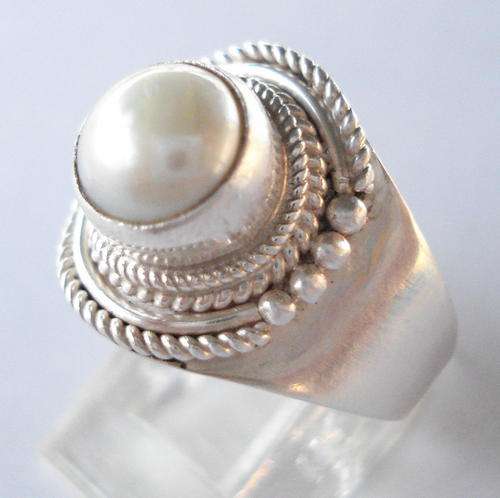** LOVELY PEARL RING SET IN STERLING SILVER.925**