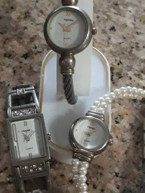 3 females Honey quartz working