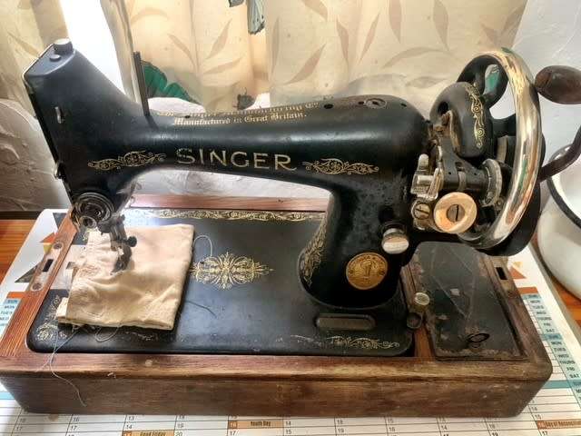 Singer Vintage Sewing Machine COLLECTION IN EAST LONDON ONLY !