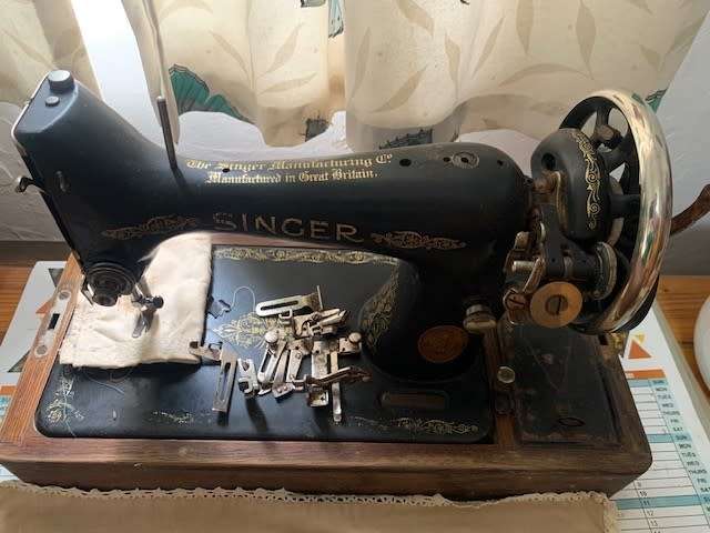 Singer Vintage Sewing Machine COLLECTION IN EAST LONDON ONLY !