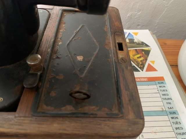 Singer Vintage Sewing Machine COLLECTION IN EAST LONDON ONLY !