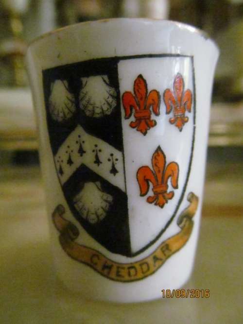WH GOSS COLLECTABLE !! WH GOSS Hand Made + Painted Miniature Crest Ware - Antique