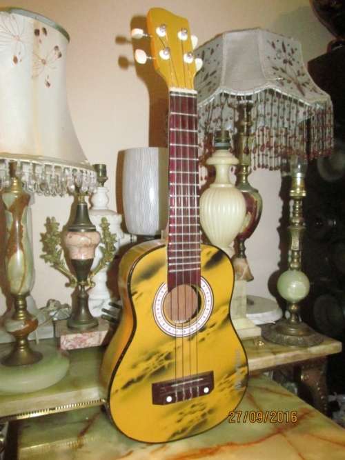 UKULELE !! Magnificent Ukulele From Mauritius - Guitar Family Collectable