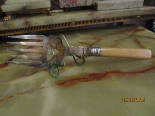 VICTORIAN SPECIALITY!! Antique Victorian Speciality Serving Fork - RARE ITEM